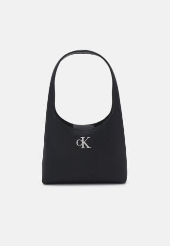 شنطة من كالفن كلاين