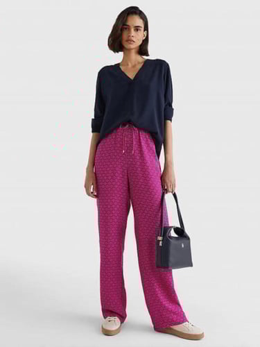 شنطة من تومي هيلفيغر