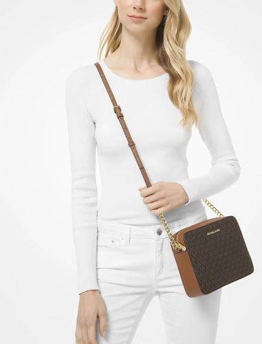 شنطة من مايكل كورس