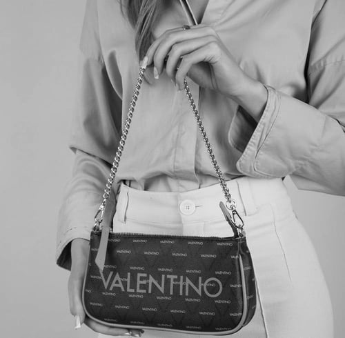 شنطة من فالنتينو