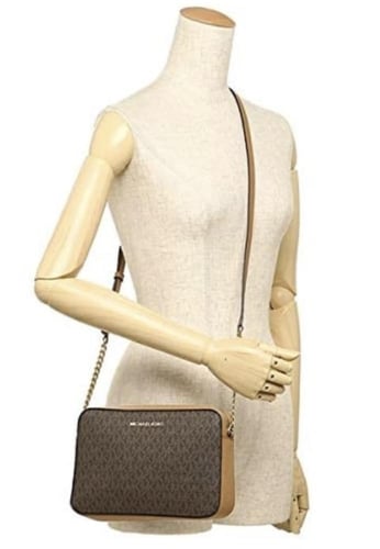 شنطة من مايكل كورس