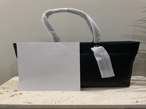 شنطة من كالفن كلاين