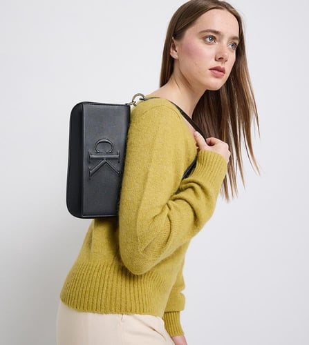 شنطة من كالفن كلاين