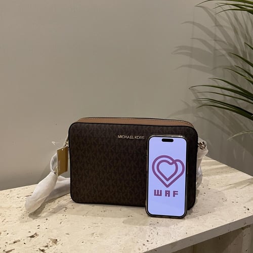 شنطة من مايكل كورس