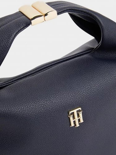 شنطة من تومي هيلفيغر