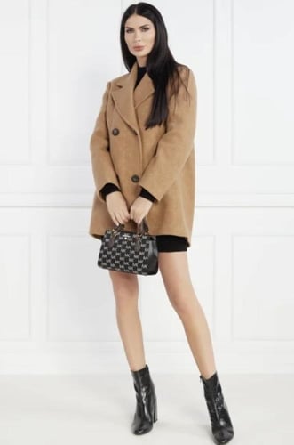 شنطة من مايكل كورس