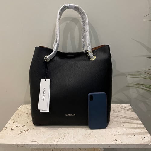 شنطة من كالفن كلاين