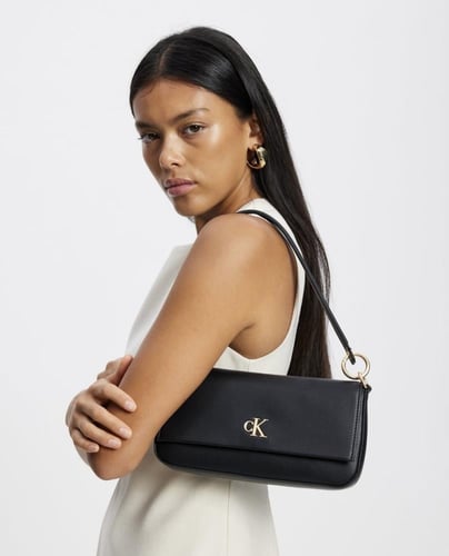 شنطة من كالفن كلاين