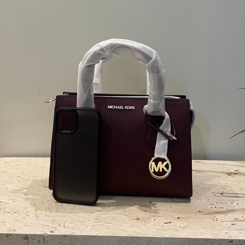 شنطة من مايكل كورس.