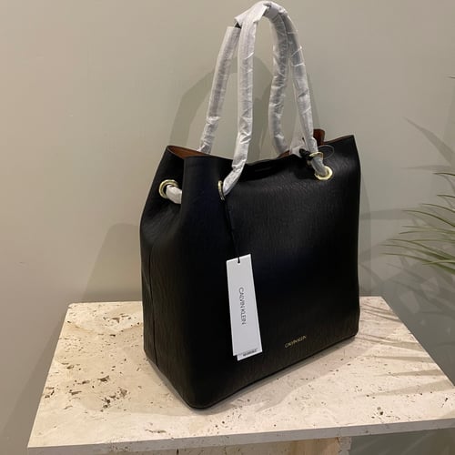 شنطة من كالفن كلاين