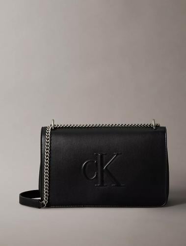 شنطة من كالفن كلاين