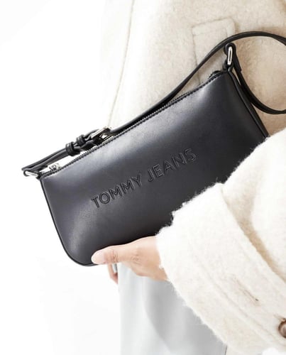 شنطة من تومي جينز