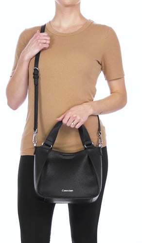 شنطة من كالفن كلاين