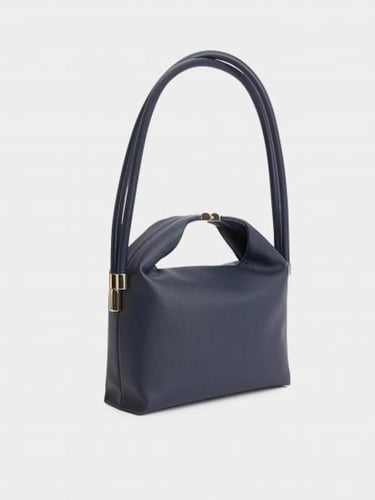 شنطة من تومي هيلفيغر