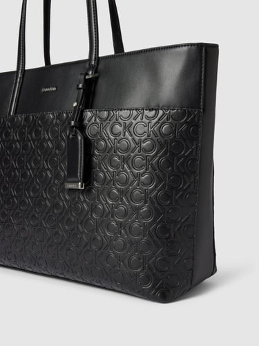 شنطة من كالفن كلاين