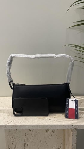 شنطة من تومي جينز