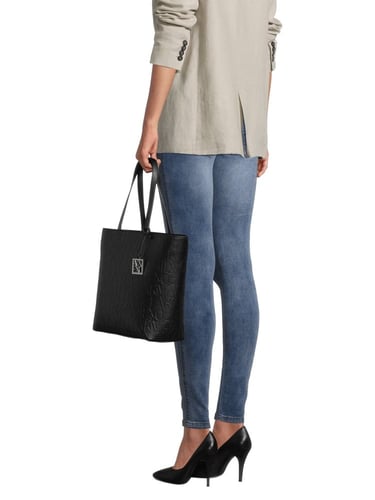 شنطة من ارماني