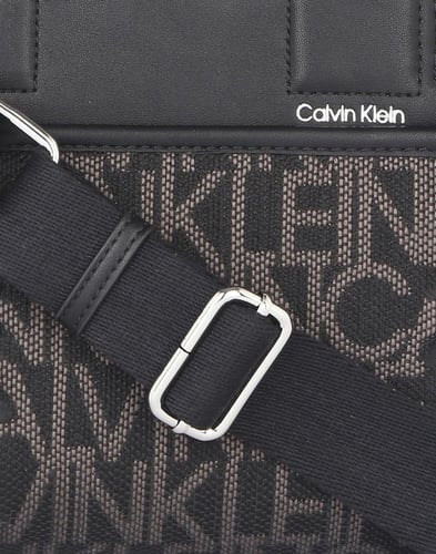 شنطة من كالفن كلاين