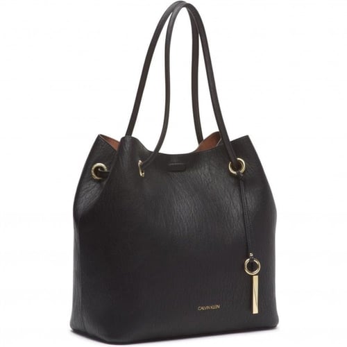 شنطة من كالفن كلاين