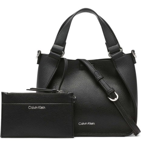 شنطة من كالفن كلاين