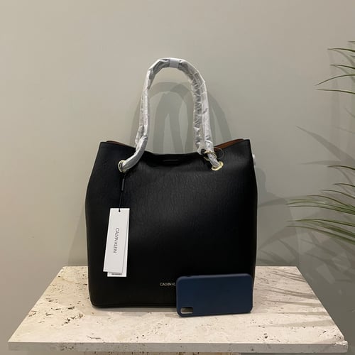 شنطة من كالفن كلاين