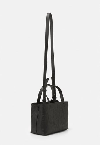 شنطة من ارماني