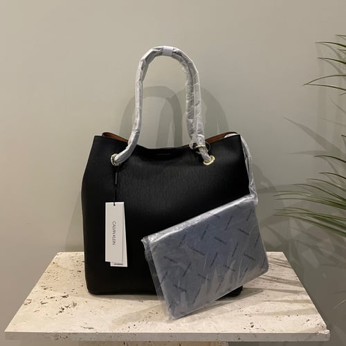 شنطة من كالفن كلاين