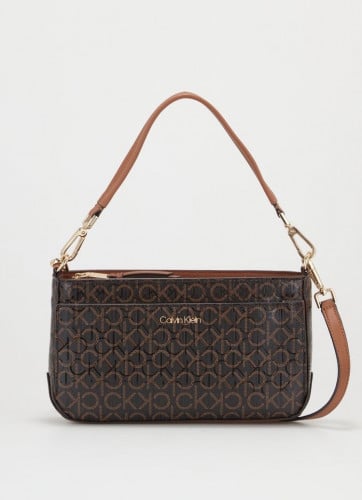 شنطة من كالفن كلاين