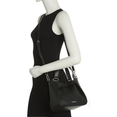 شنطة من كالفن كلاين