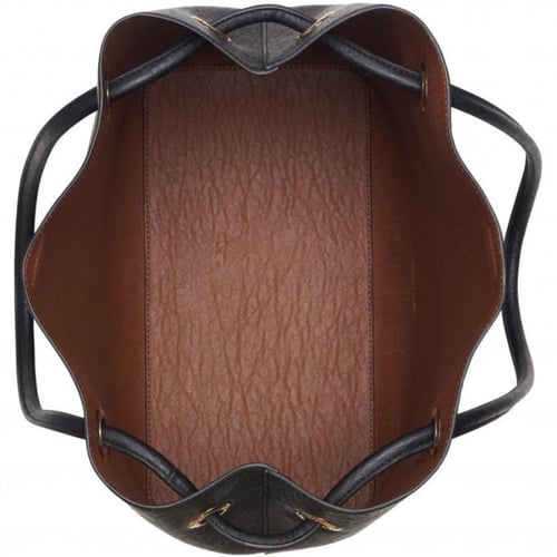 شنطة من كالفن كلاين