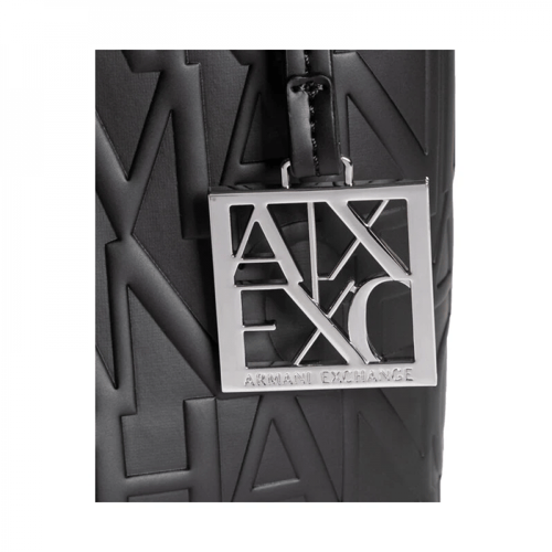 شنطة من ارماني