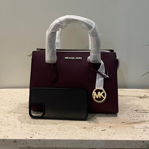 شنطة من مايكل كورس.