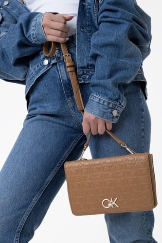 شنطة من كالفن كلاين