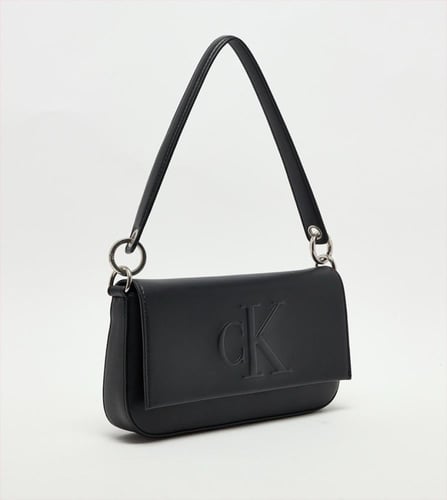 شنطة من كالفن كلاين