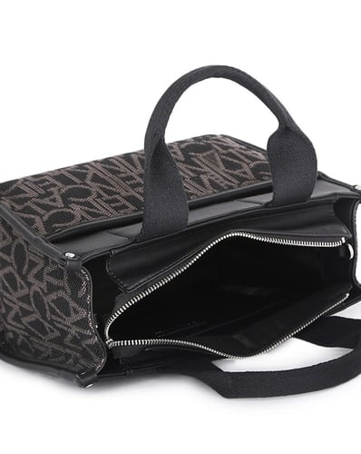 شنطة من كالفن كلاين