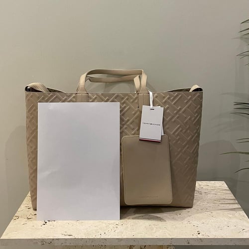 توت باق من تومي هيلفيغر