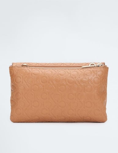 شنطة من كالفن كلاين