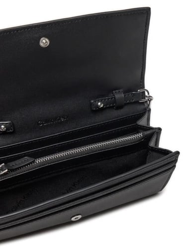 شنطة من كالفن كلاين