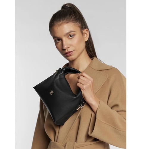 شنطة من تومي هيلفيغر