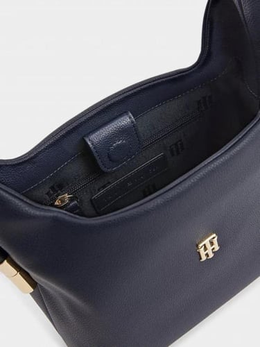 شنطة من تومي هيلفيغر