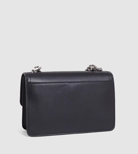 شنطة من مايكل كورس