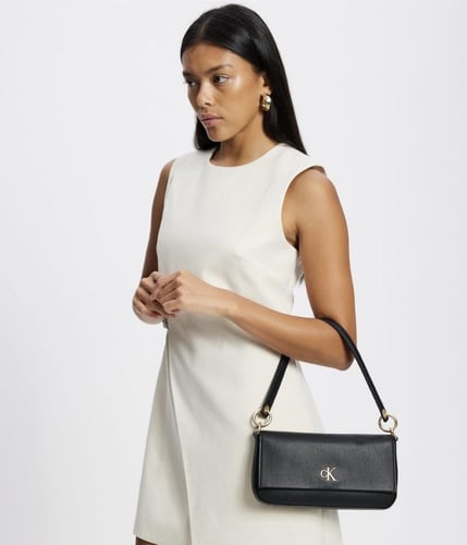 شنطة من كالفن كلاين