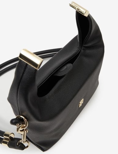 شنطة من تومي هيلفيغر