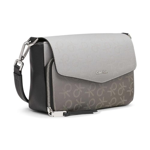 شنطة من كالفن كلاين