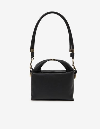 شنطة من تومي هيلفيغر