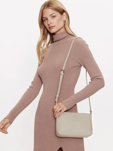 شنطة من كالفن كلاين