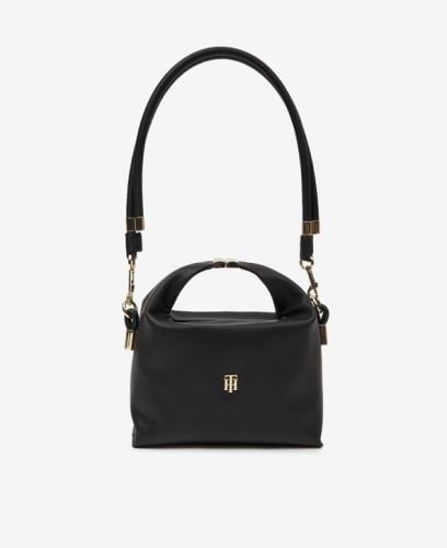 شنطة من تومي هيلفيغر