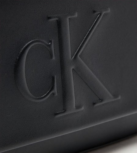 شنطة من كالفن كلاين