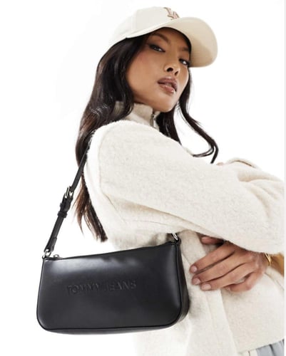 شنطة من تومي جينز