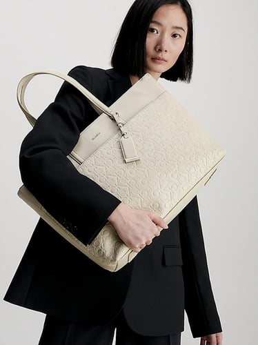 توت باق من كالفن كلاين